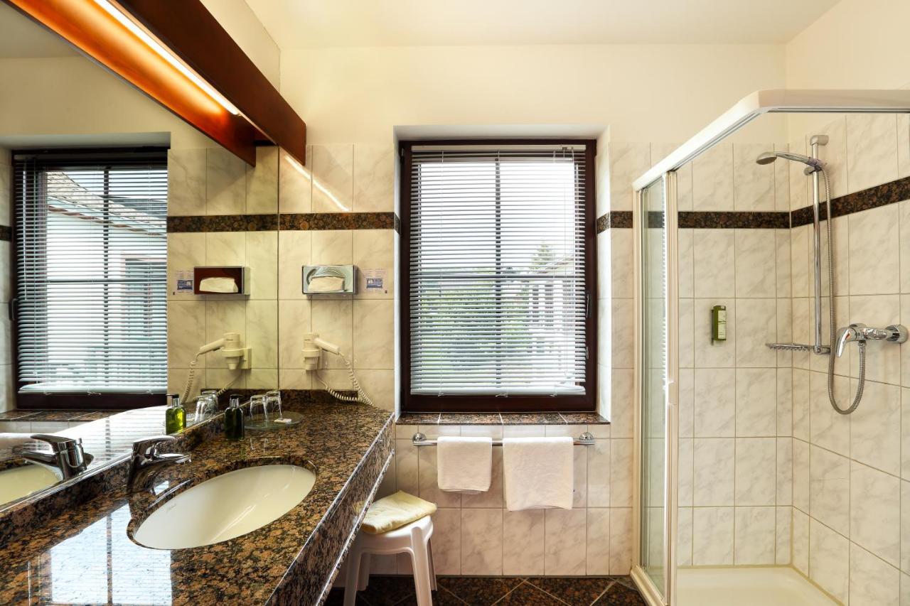 Hotel Freihof Hiddenhausen ภายนอก รูปภาพ